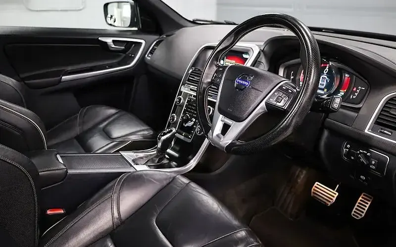 Used Volvo XC60 R-Design 181 HP (133 kW) 2015 Black SUV