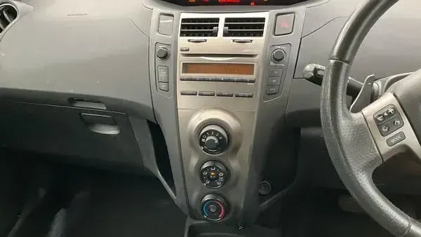 Used Toyota Yaris 101 HP (74 kW) 2010 Silver Hatchback