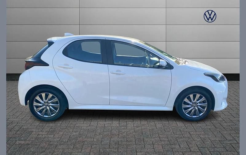 Used Toyota Yaris Hybrid 113 HP (83 kW) 2023 White Hatchback