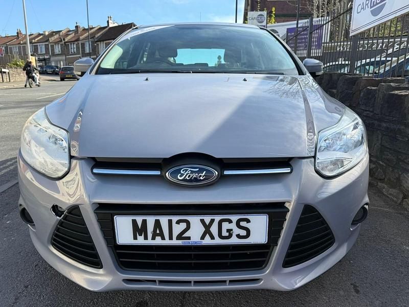 Usado Ford Focus 105 HP (77 kW) 2012 Prateado Citadino