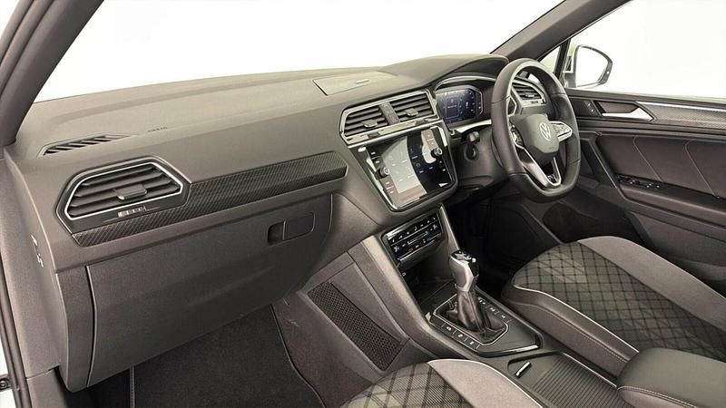 Used VW Tiguan R-line 150 HP (110 kW) 2023 Pure white SUV