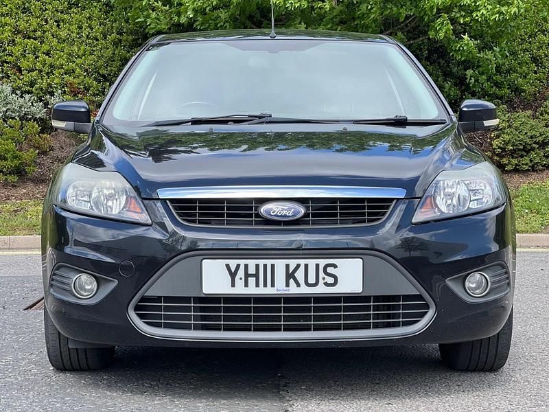 Begagnad Ford Focus Zetec 2011 Svart Halvkombi