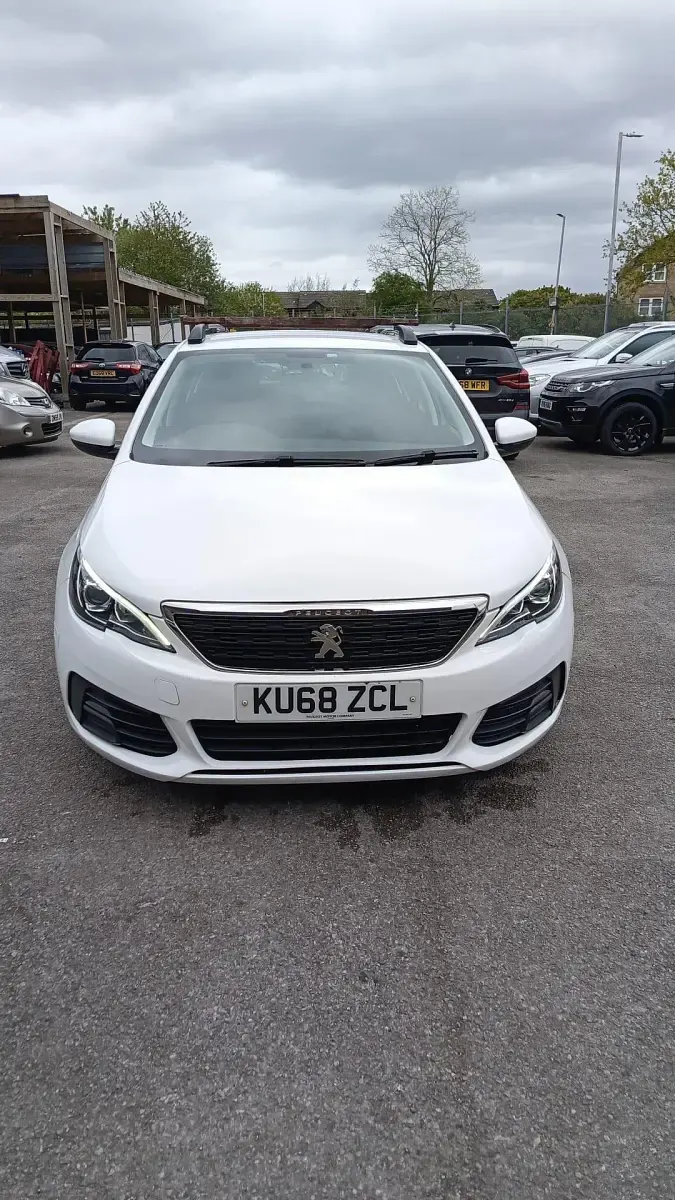 Used Peugeot 308 Access 100 HP (73 kW) 2019 White Hatchback
