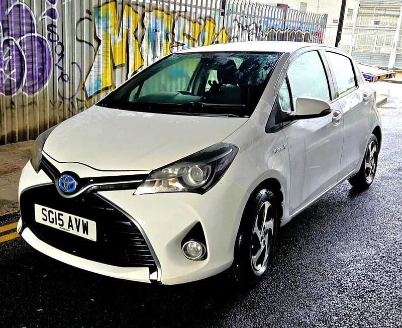 Second-hand Toyota Yaris Hybrid 2015 Alb Hatchback