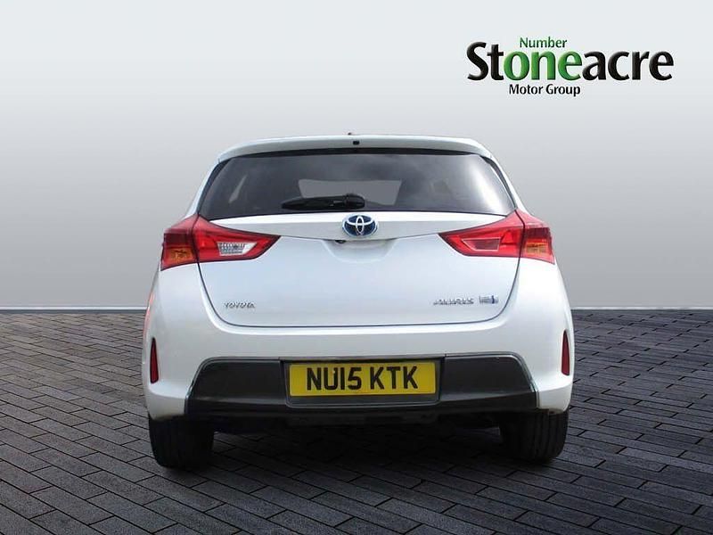 Used Toyota Auris Hybrid 2015 White Hatchback
