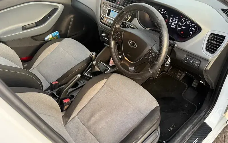 Used Hyundai i20 SE 84 HP (61 kW) 2017 White Hatchback