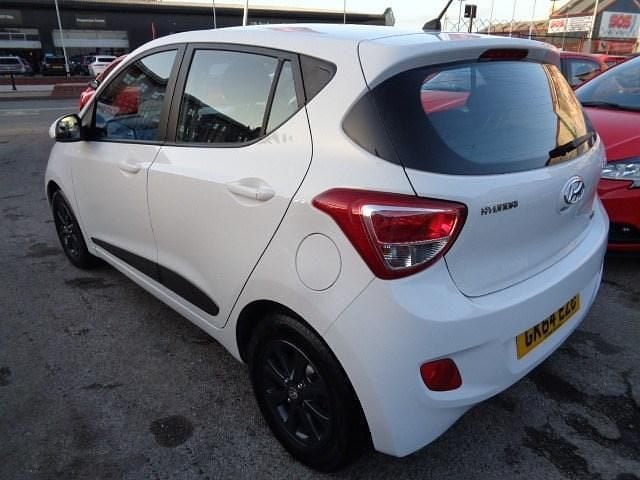 Used Hyundai i10 Premium 87 HP (63 kW) 2014 White Hatchback