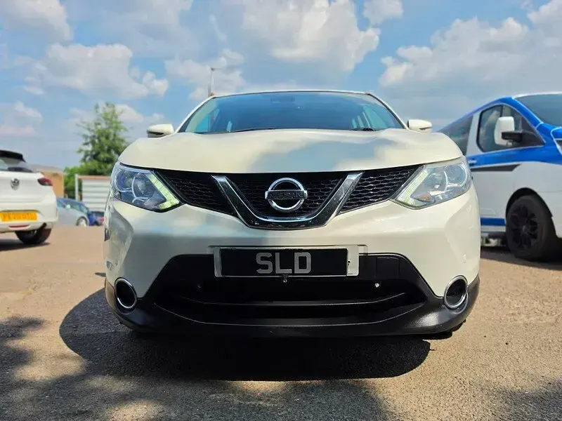 Used Nissan Qashqai Acenta 115 HP (84 kW) 2015 White SUV