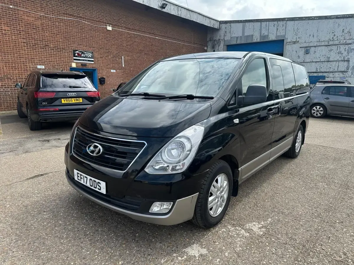 Usado Hyundai I800 SE 134 CV (98 kW) 2017 Negro Monovolumen