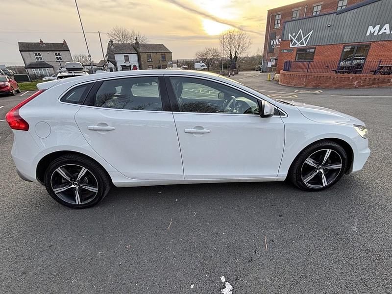 Used Volvo V40 R-Design 2017 White Hatchback