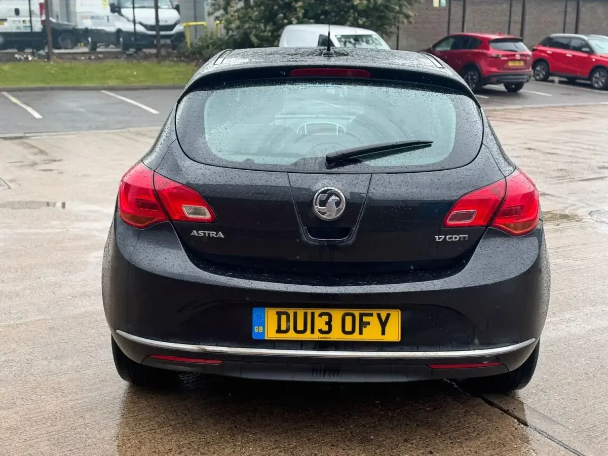 Begagnad Vauxhall Astra 2013 Svart Halvkombi