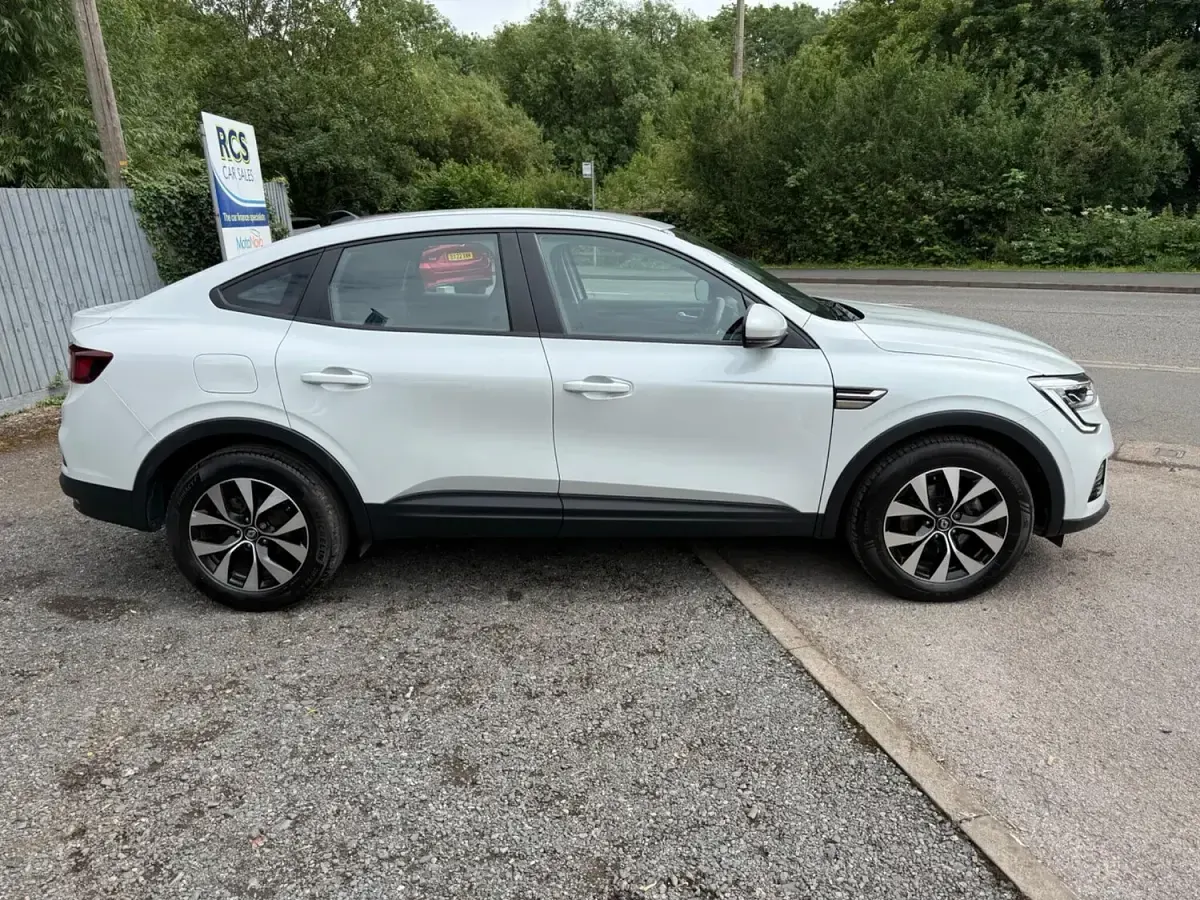 Used Renault Arkana Iconic 2022 White SUV