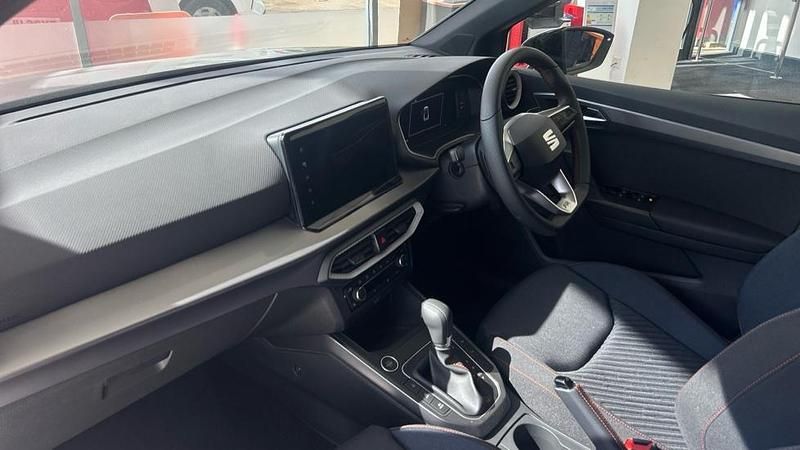 Begagnad Seat Arona Black Edition 115 HK (84 kW) 2025 Vit SUV