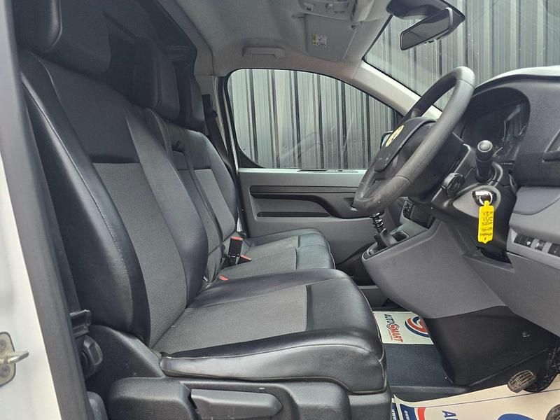 Used Vauxhall Vivaro Sportive 100 HP (73 kW) 2019 White MPV