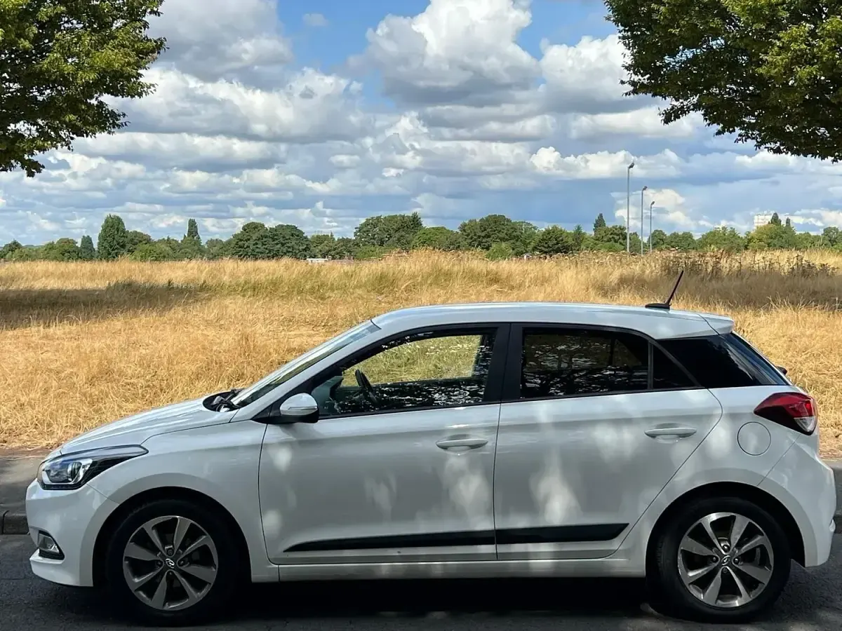 Used Hyundai i20 Premium 2017 White Hatchback