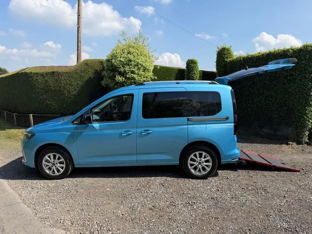 Used Ford Tourneo Connect Titanium 122 HP (89 kW) 2024 Blue MPV
