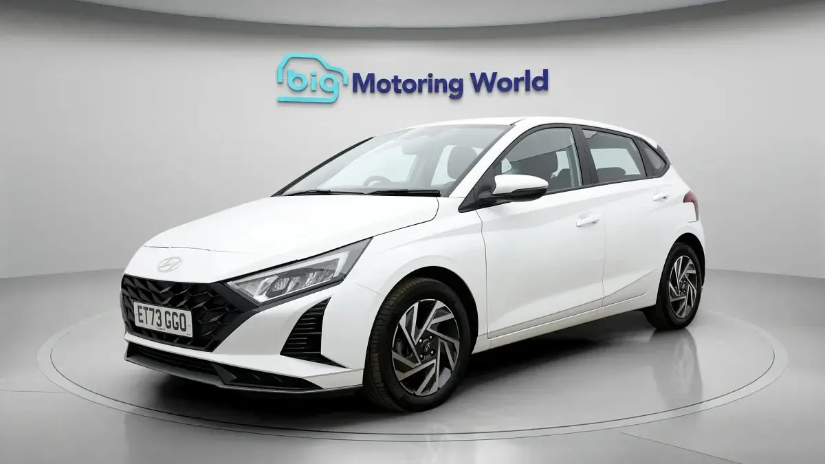 Used Hyundai i20 Advanced 100 HP (73 kW) 2024 White Hatchback