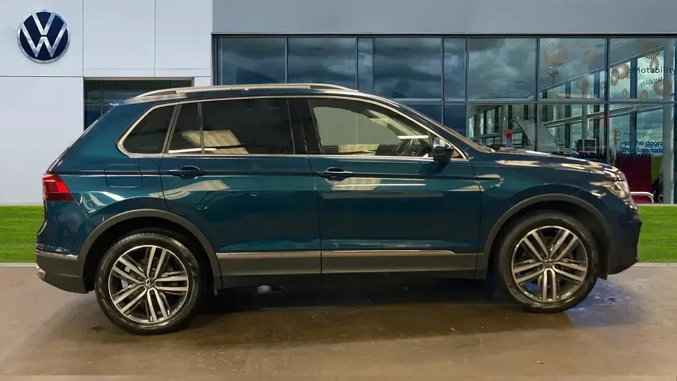 Usado VW Tiguan Elegance 245 HP (180 kW) 2023 Azul SUV