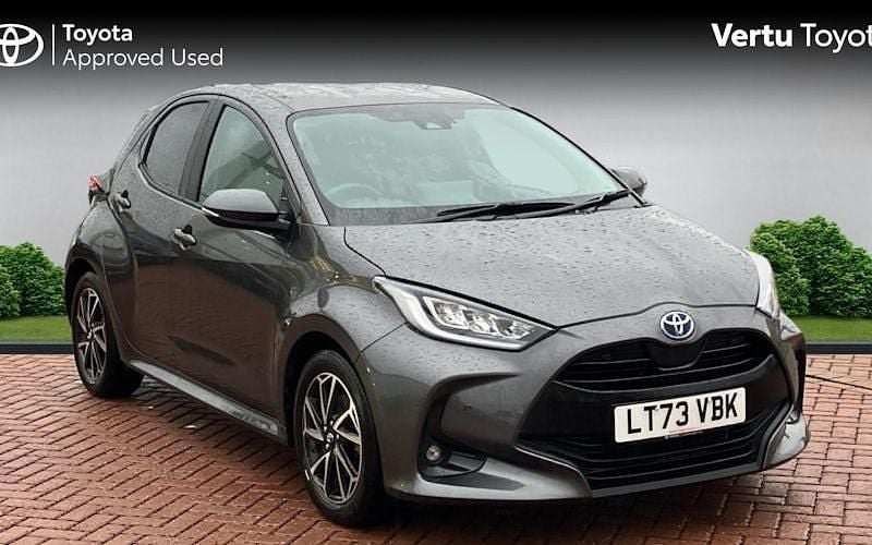 Used 2025 Toyota Yaris Hybrid Design Hatchback | £18,081 (Good price) - Image 1/4
