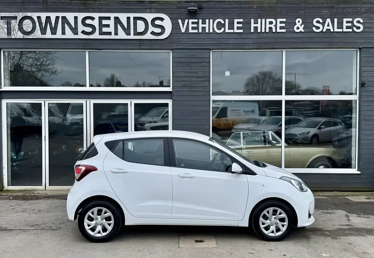Used Hyundai i10 SE 87 HP (63 kW) 2018 White Hatchback