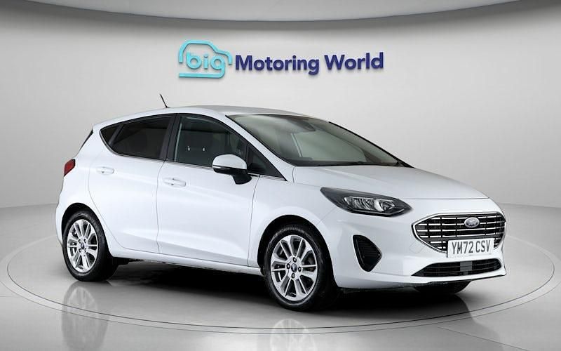 Begagnad Ford Fiesta Titanium 101 HK (74 kW) 2022 Vit Halvkombi