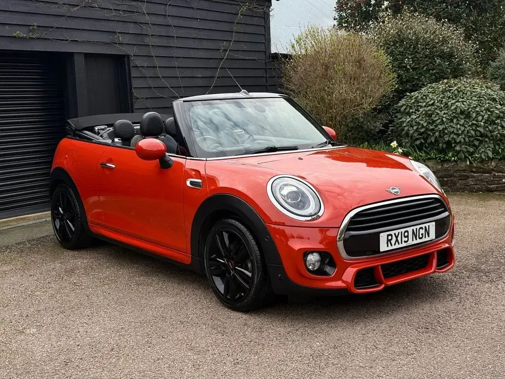 Begagnad Mini Cooper Cabriolet Sport 136 HK (100 kW) 2019 Orange Cab