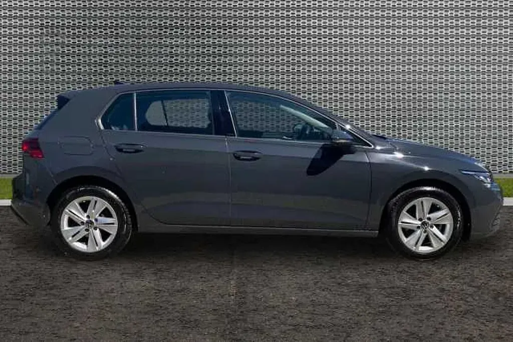 Second-hand VW Golf VIII 130 CP (95 kW) 2024