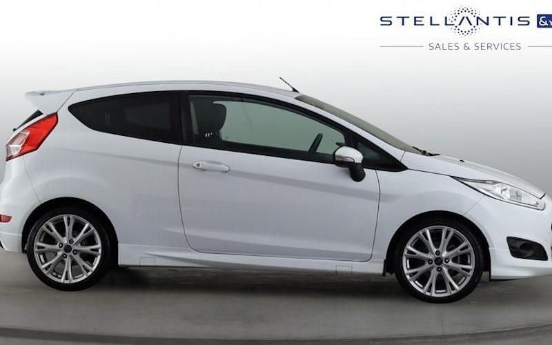 Used Ford Fiesta Zetec 125 HP (91 kW) 2016 White Hatchback