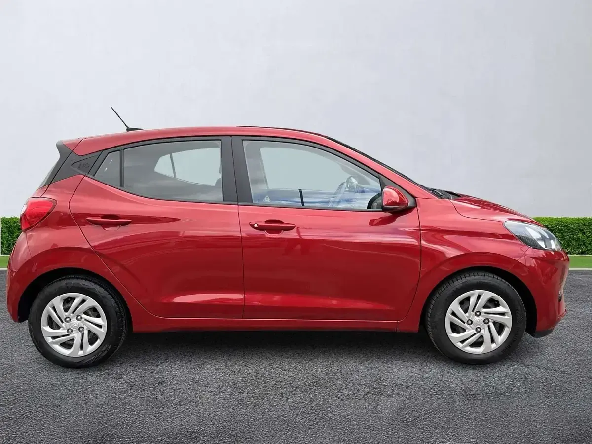Used Hyundai i10 SE 67 HP (49 kW) 2021 Red Hatchback