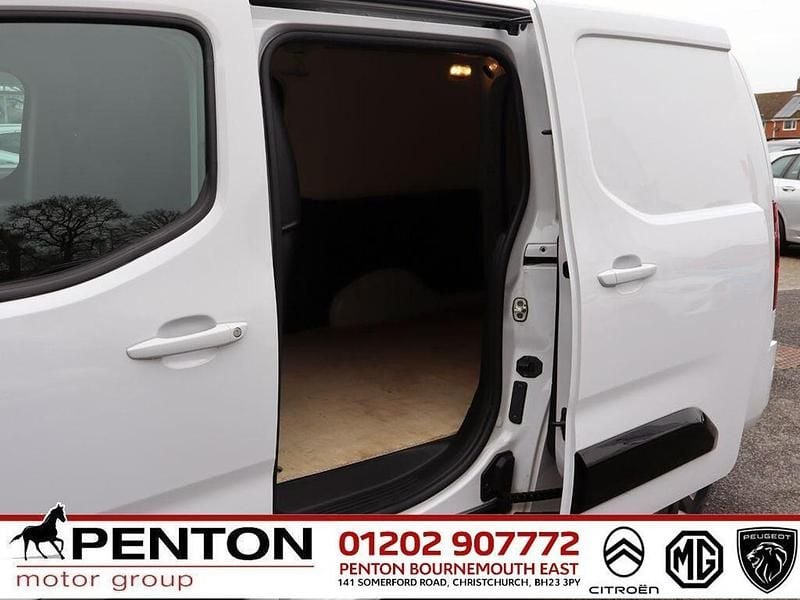 Used Citroën Berlingo 101 HP (74 kW) 2024 White MPV