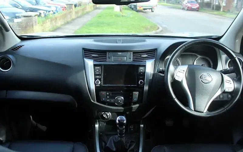 Used Nissan Navara Tekna 190 HP (139 kW) 2021 Silver Pickup