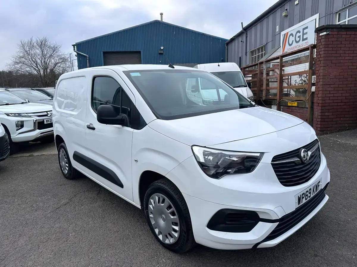 Used Vauxhall Combo Sportive 100 HP (73 kW) 2019 White Van