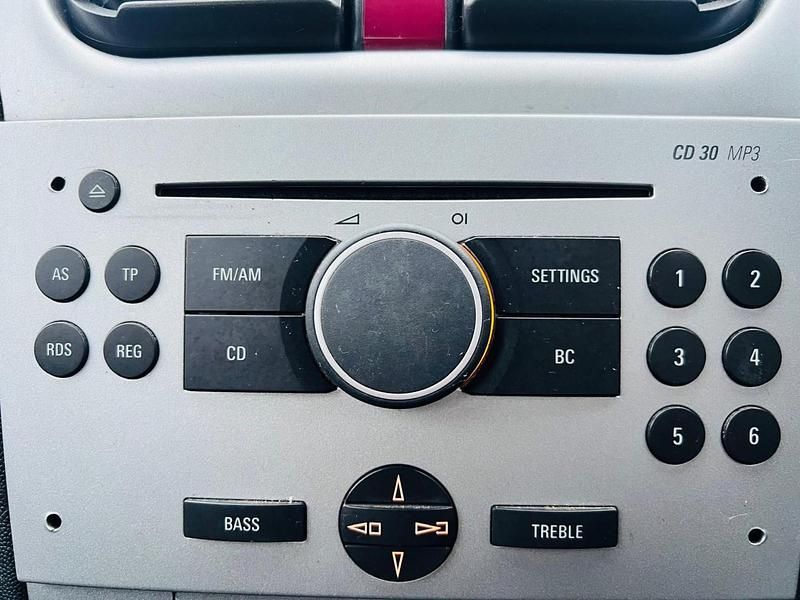 Used Vauxhall Corsa Design Edition 2004 Silver Hatchback