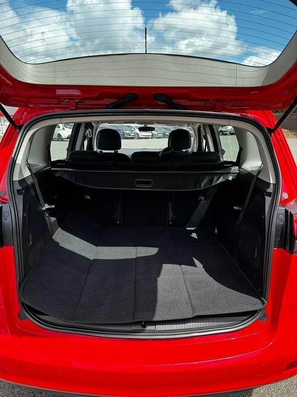 Used Vauxhall Zafira Design Edition 140 HP (102 kW) 2016 Red MPV
