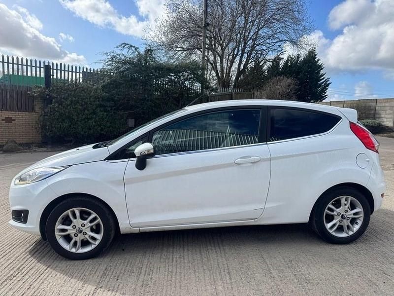 Used Ford Fiesta Zetec 82 HP (60 kW) 2015 White Hatchback