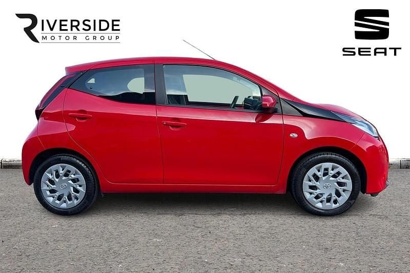 Used Toyota Aygo X-play 72 HP (52 kW) 2021 Red Hatchback