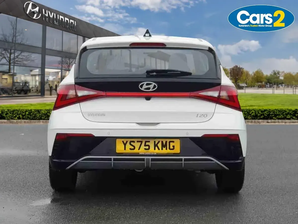 New Hyundai i20 Advanced 100 HP (73 kW) 2025 White Hatchback
