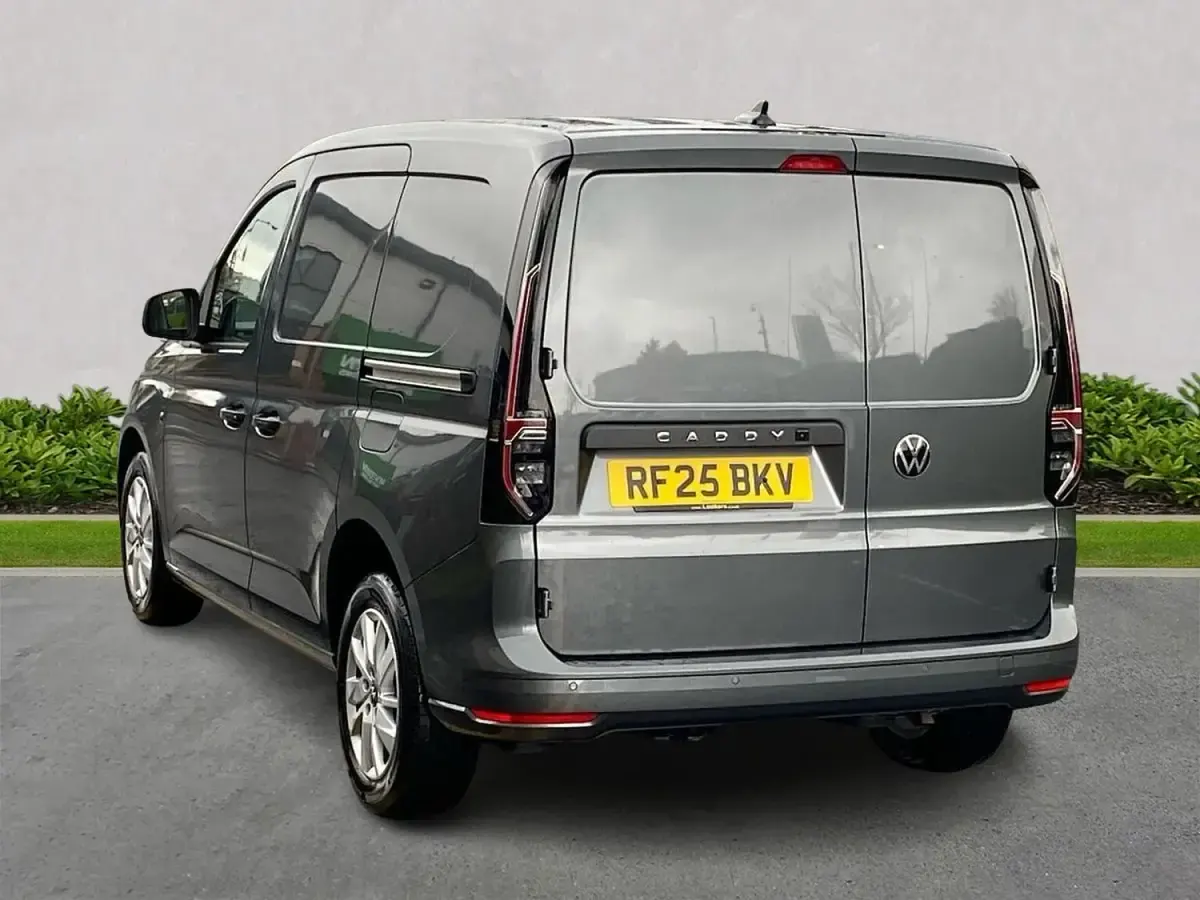 Usado VW Caddy Pro 116 HP (85 kW) 2025 Cinzento Monovolume