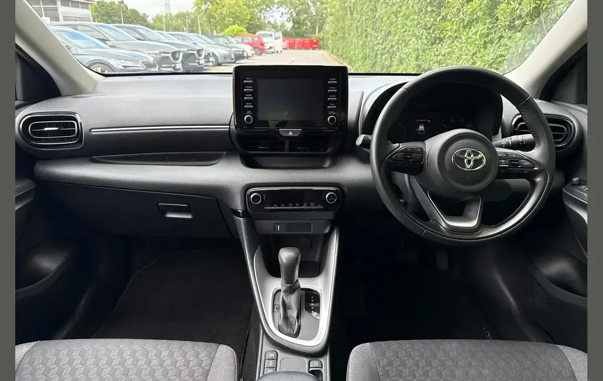Used Toyota Yaris 113 HP (83 kW) 2023 White Hatchback