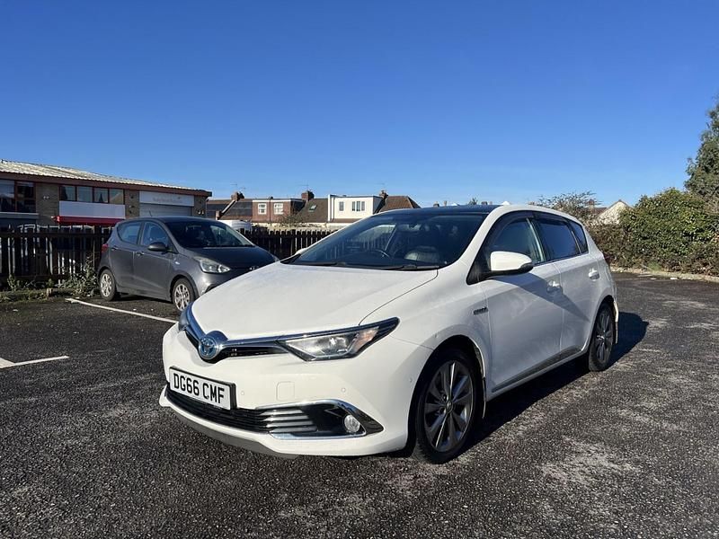 Used Toyota Auris Hybrid 2016 White Hatchback