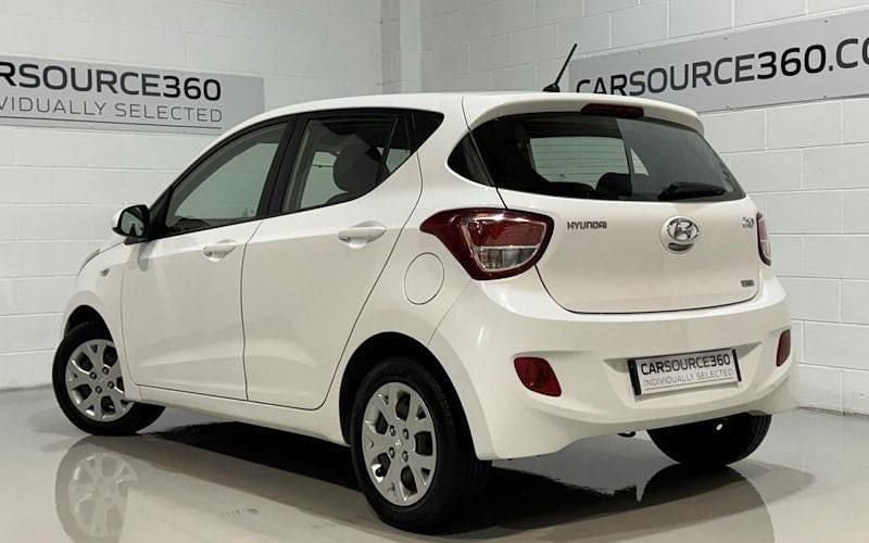 Used Hyundai i10 SE 87 HP (63 kW) 2015 White Hatchback
