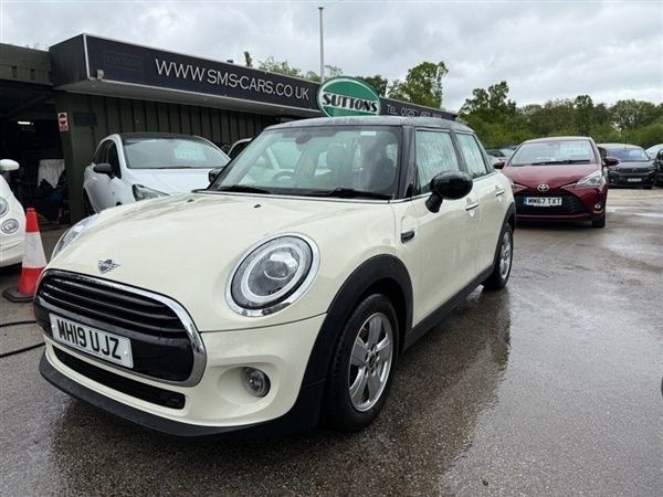 White Used 2019 Mini Cooper Classic Hatchback | £10,995 (Fair price) - Image 1/1