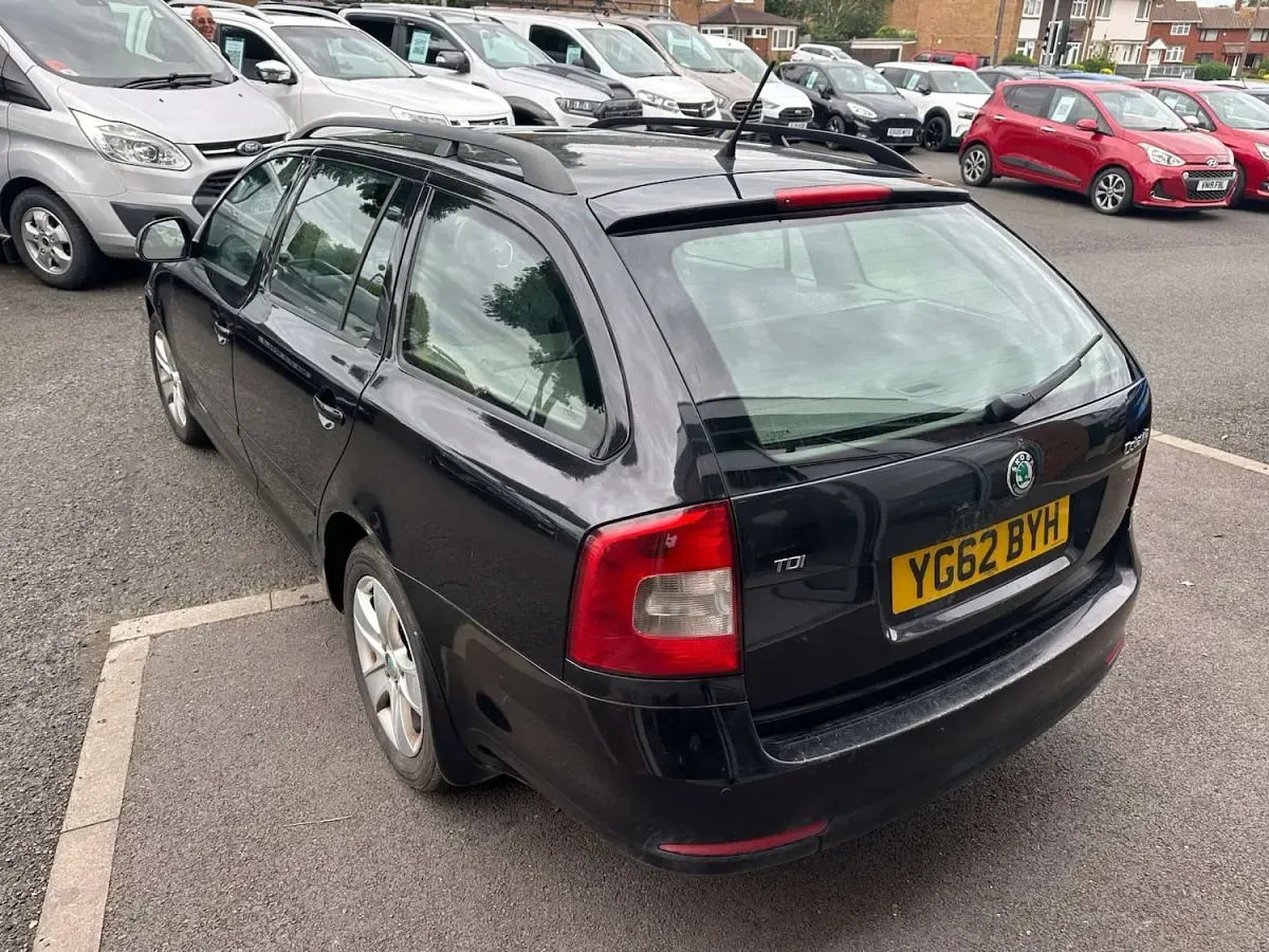 Used Skoda Octavia Elegance 105 HP (77 kW) 2012 Black Estate