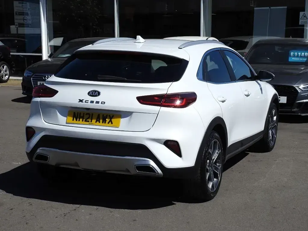 Usado Kia XCeed 118 HP (86 kW) 2021 Branco SUV