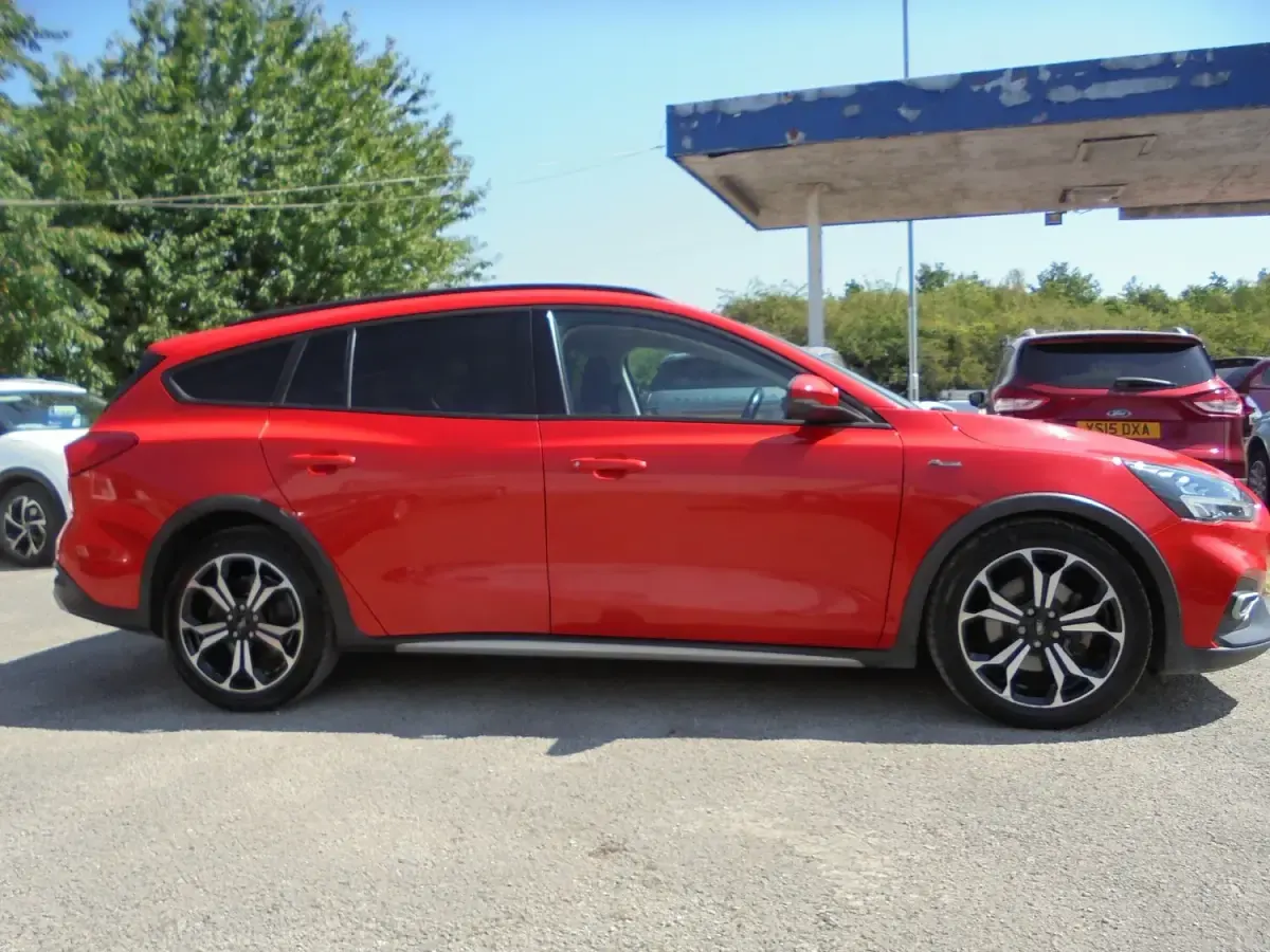 Used Ford Focus Active X 120 HP (88 kW) 2020 Red Estate