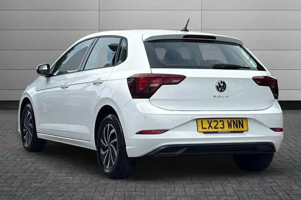 Used VW Polo Life 95 HP (69 kW) 2023 Pure white Hatchback