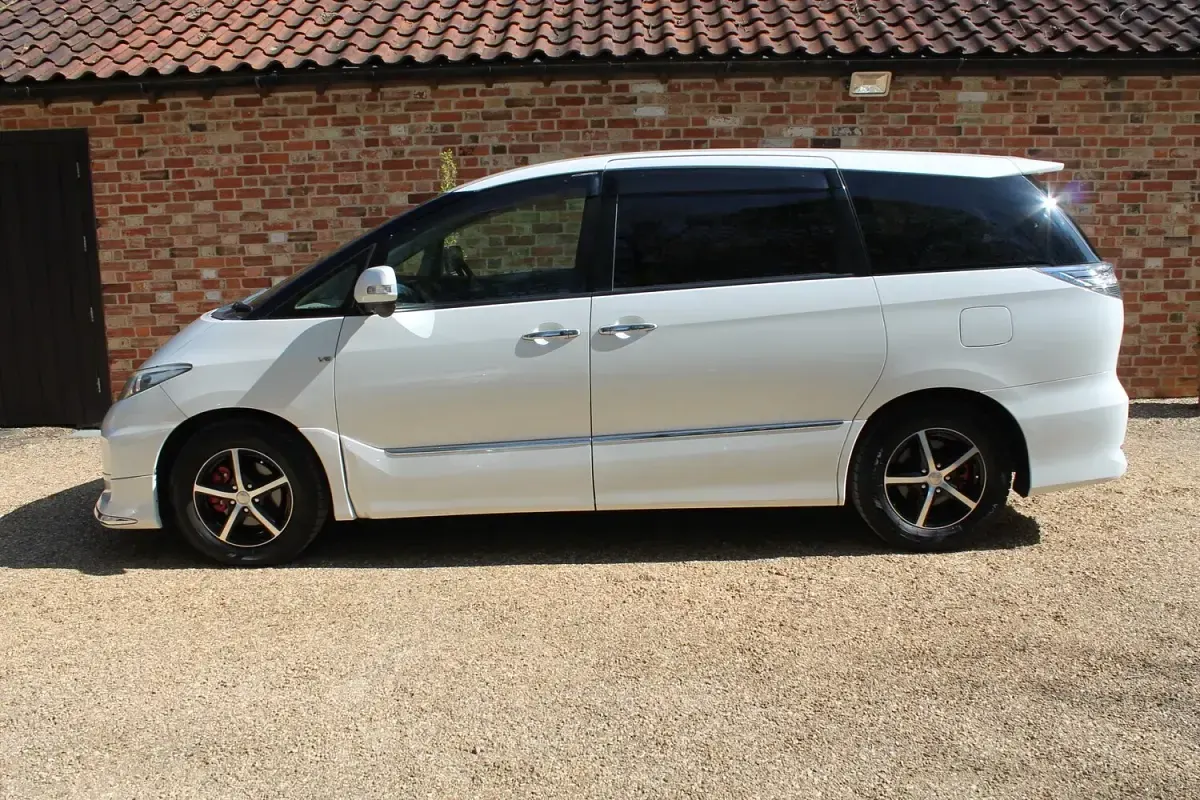 Used Toyota Estima Edition 170 HP (125 kW) 2013 Pearl white MPV