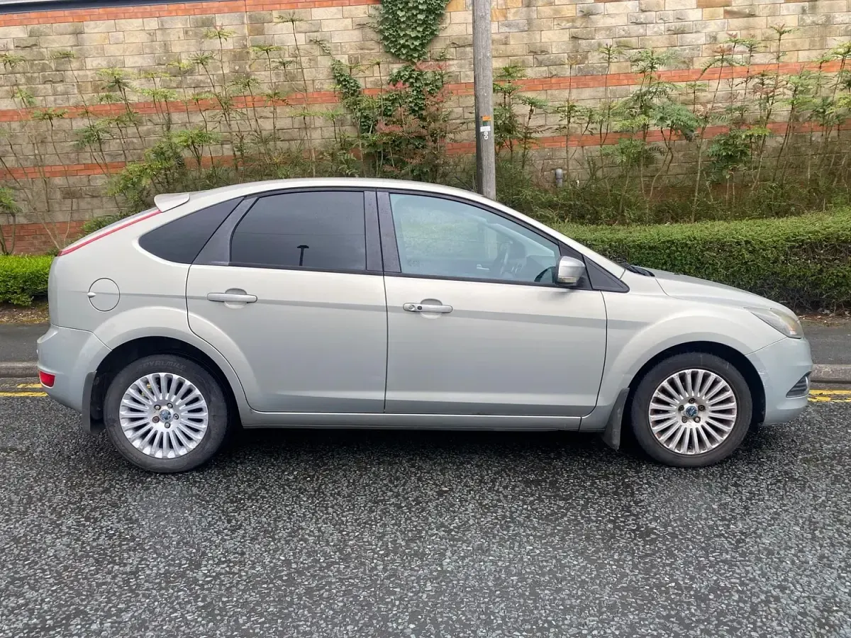 Used Ford Focus Titanium 110 HP (80 kW) 2010 Silver Hatchback
