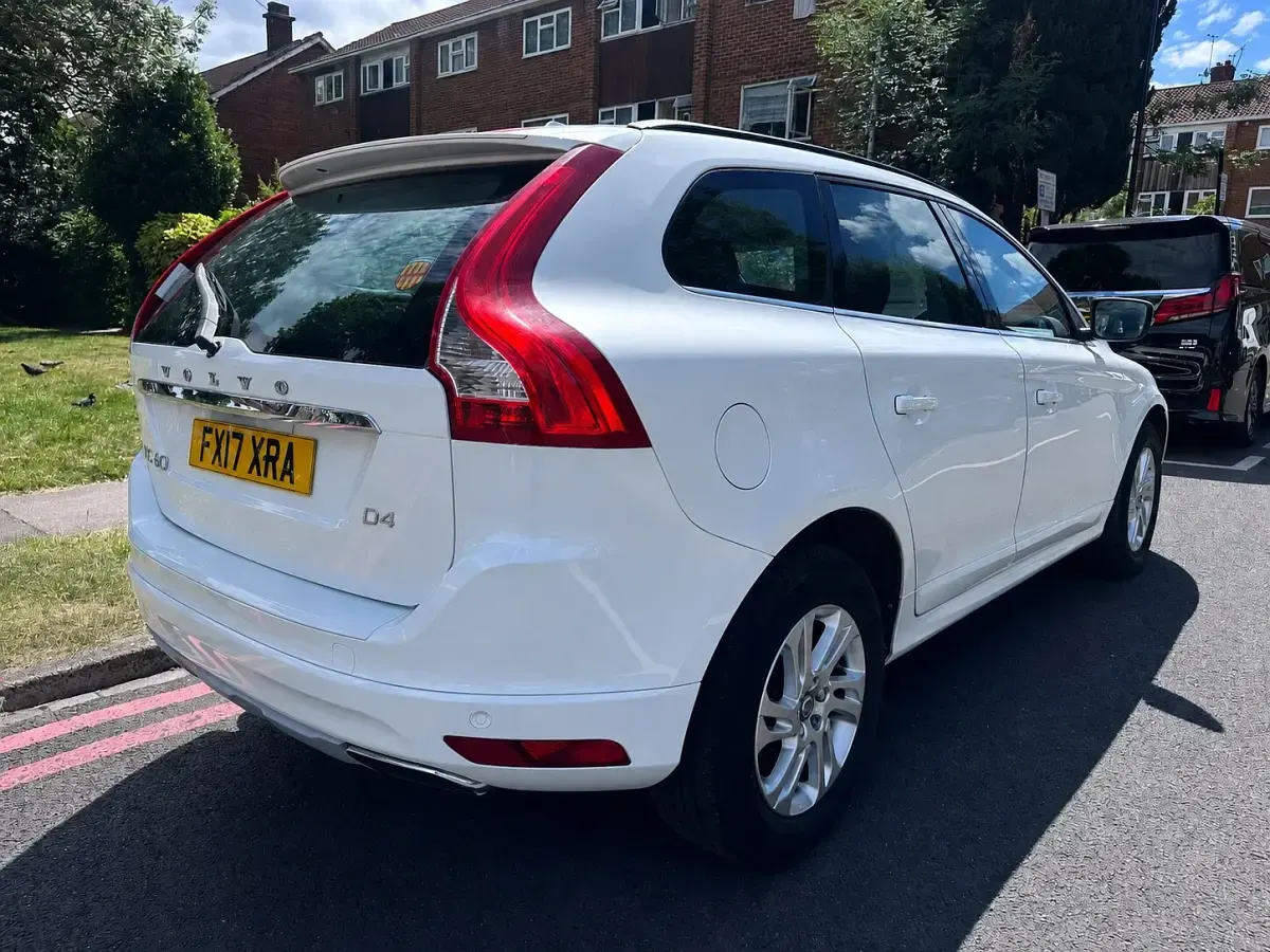 Used Volvo XC60 SE 2017 White SUV