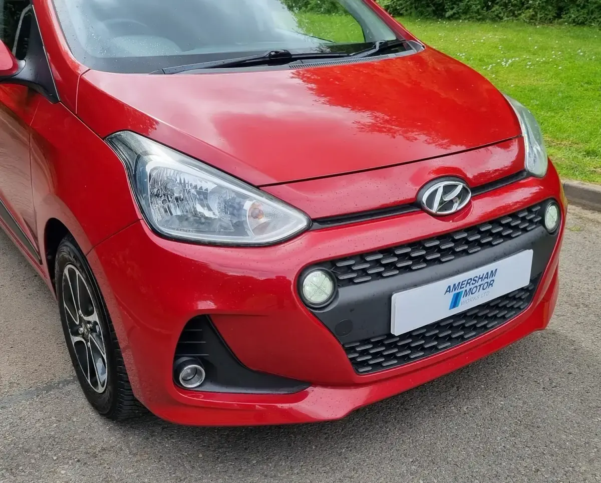Begagnad Hyundai i10 Premium 87 HK (63 kW) 2017 Röd Halvkombi
